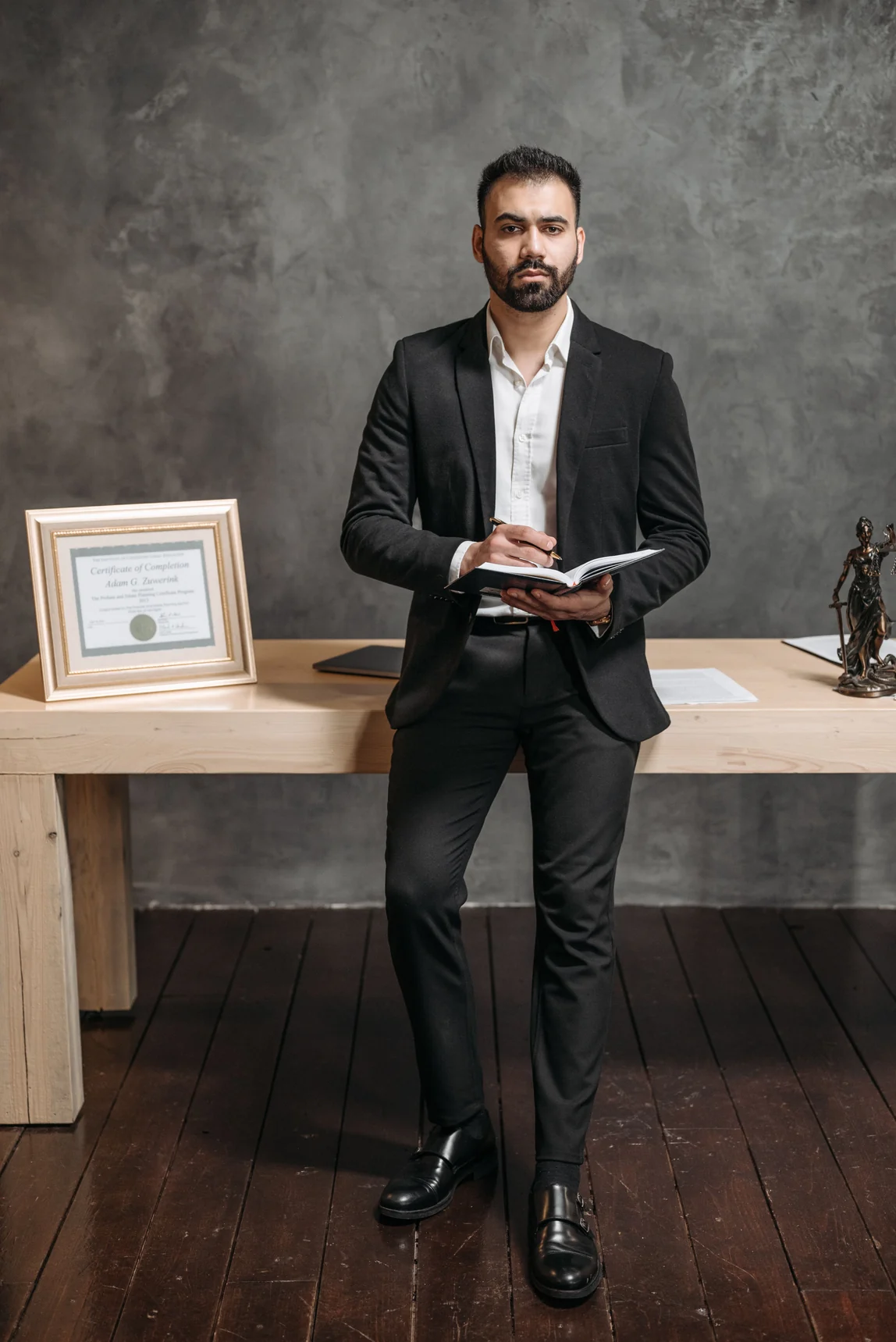 Profissional em traje executivo em ambiente de escritório