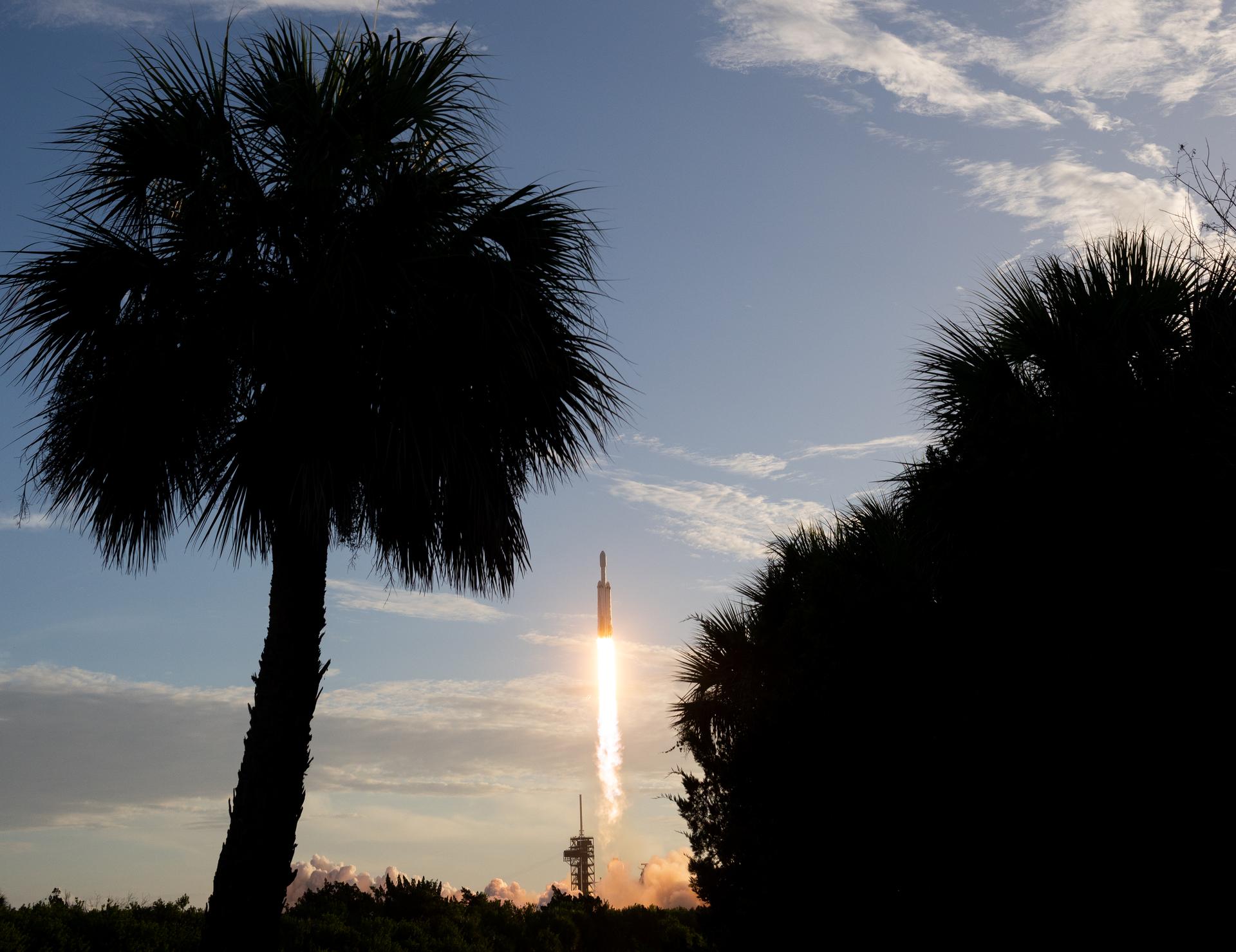 Foguete Falcon Heavy lança o telescópio espacial Nancy Grace Roman a partir do Centro Espacial Kennedy